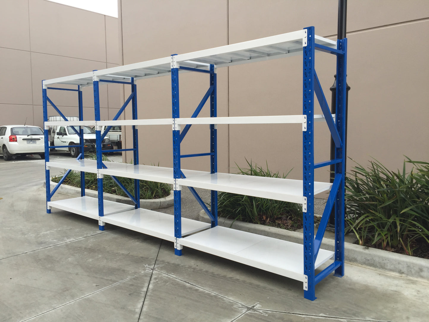 2m(H)x4.5m(W)x0.6m(D)